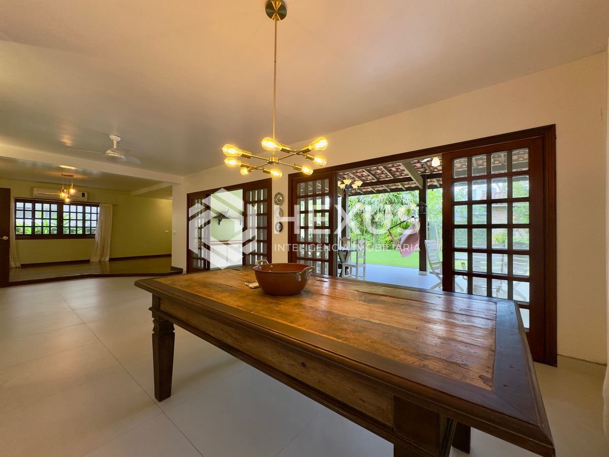 Foto 5 de Casa Charmosa com Espaço Gourmet e Muito Verde no Condomínio Granville, Guaruja