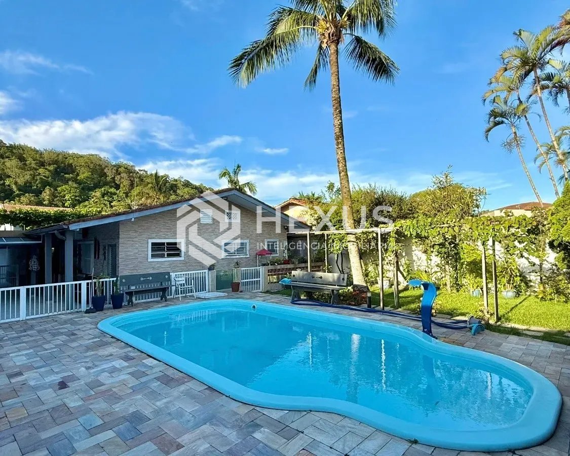 Foto 3 de Casa reformado com varanda e lazer a 500m da praia no Jardim Guaiuba, Guarujá