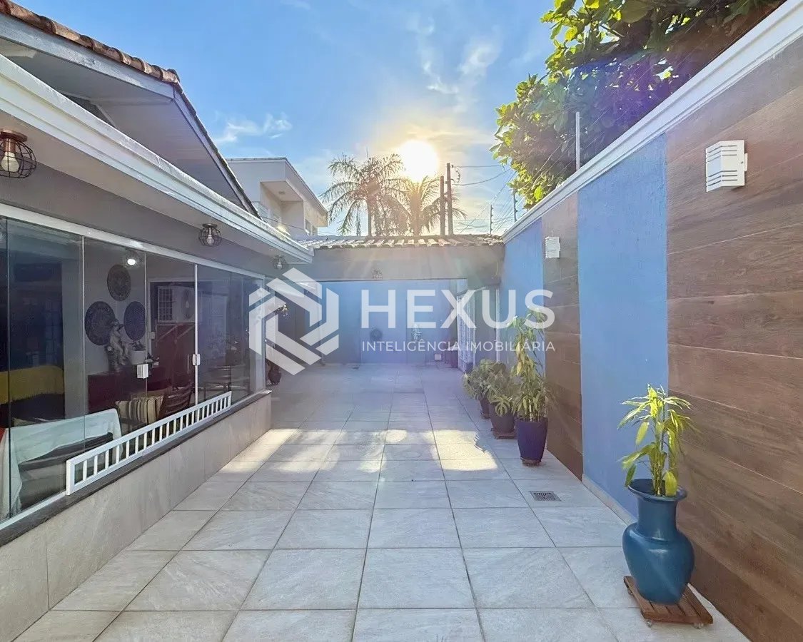 Foto 4 de Casa reformado com varanda e lazer a 500m da praia no Jardim Guaiuba, Guarujá