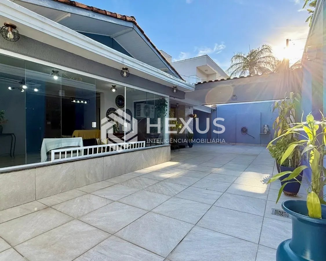 Foto 5 de Casa reformado com varanda e lazer a 500m da praia no Jardim Guaiuba, Guarujá