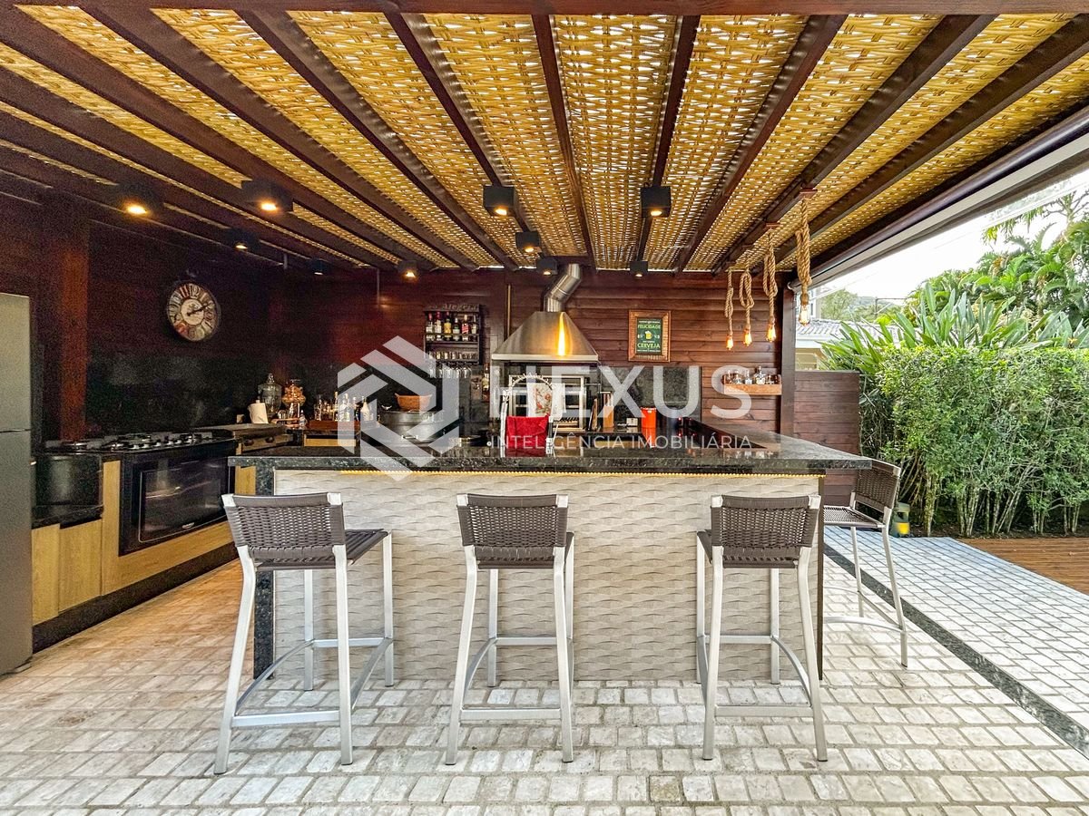Foto 3 de Casa reformada com varanda piscina e área gourmet no Granville na Enseada, Guarujá