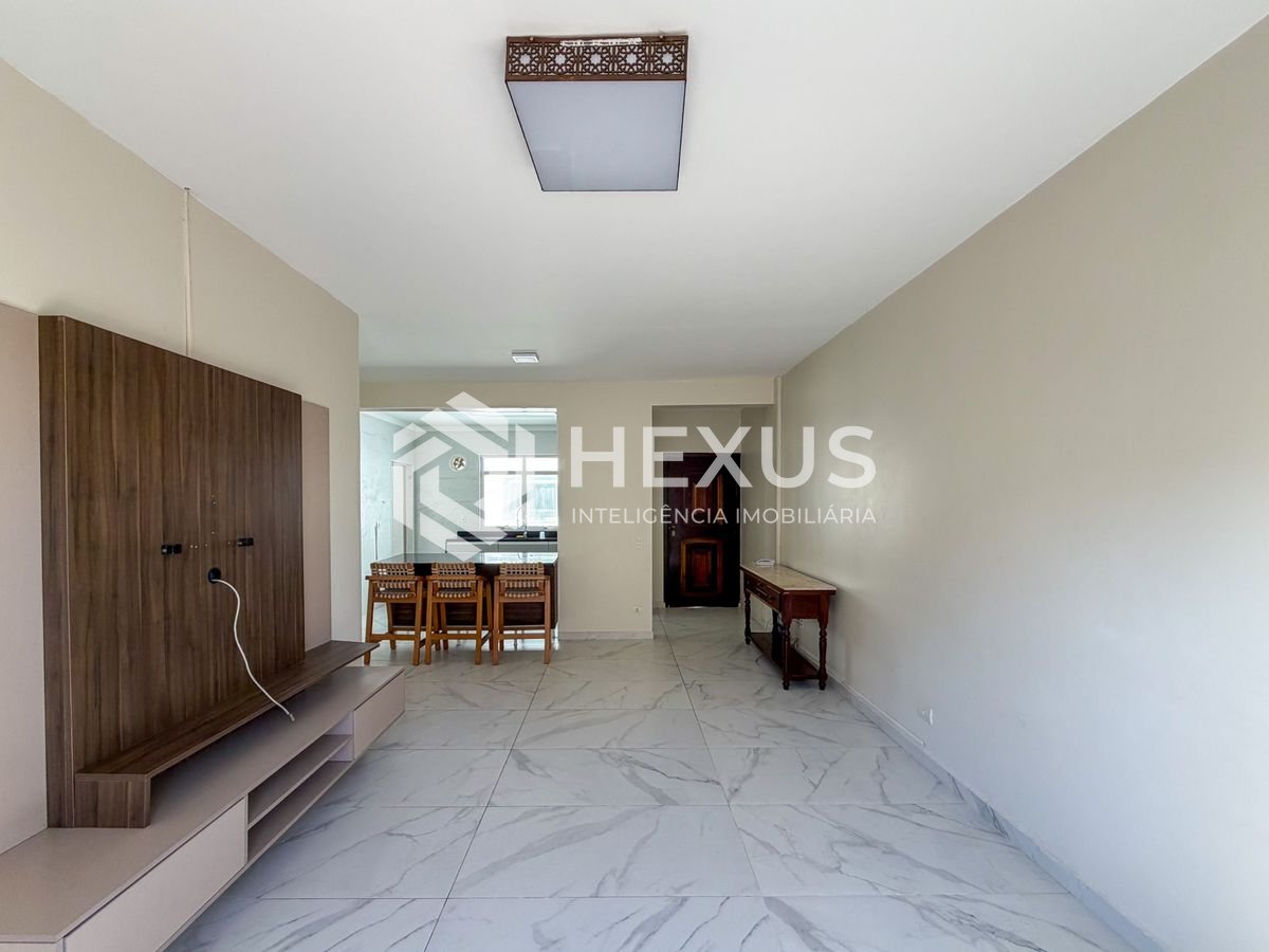 Foto 3 de Apartamento reformado com varanda a 150m da praia na região do Jardim Praiano na Enseada, Guarujá