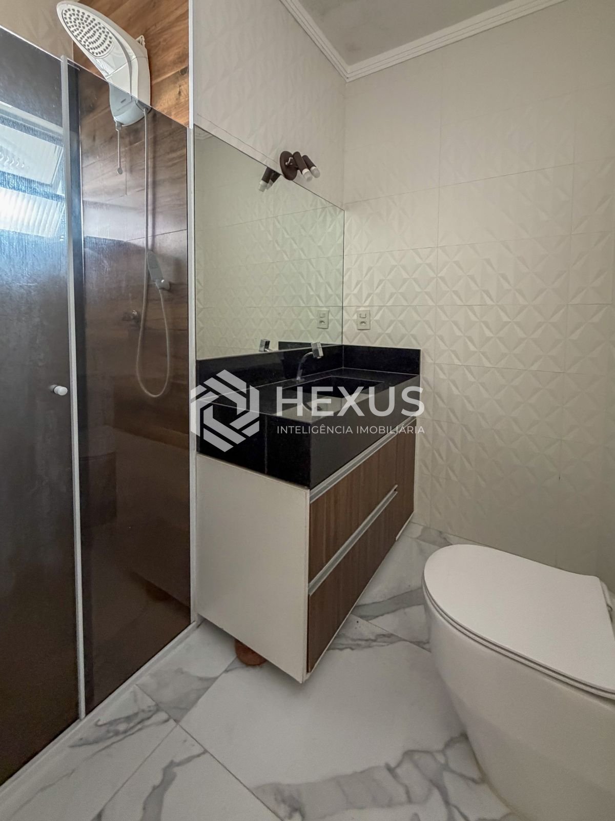Foto 5 de Apartamento reformado com varanda a 150m da praia na região do Jardim Praiano na Enseada, Guarujá