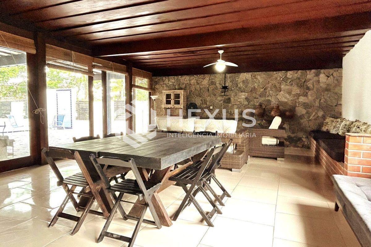 Foto 5 de Casa térrea com piscina a 150m da Praia de Pernambuco, Guarujá