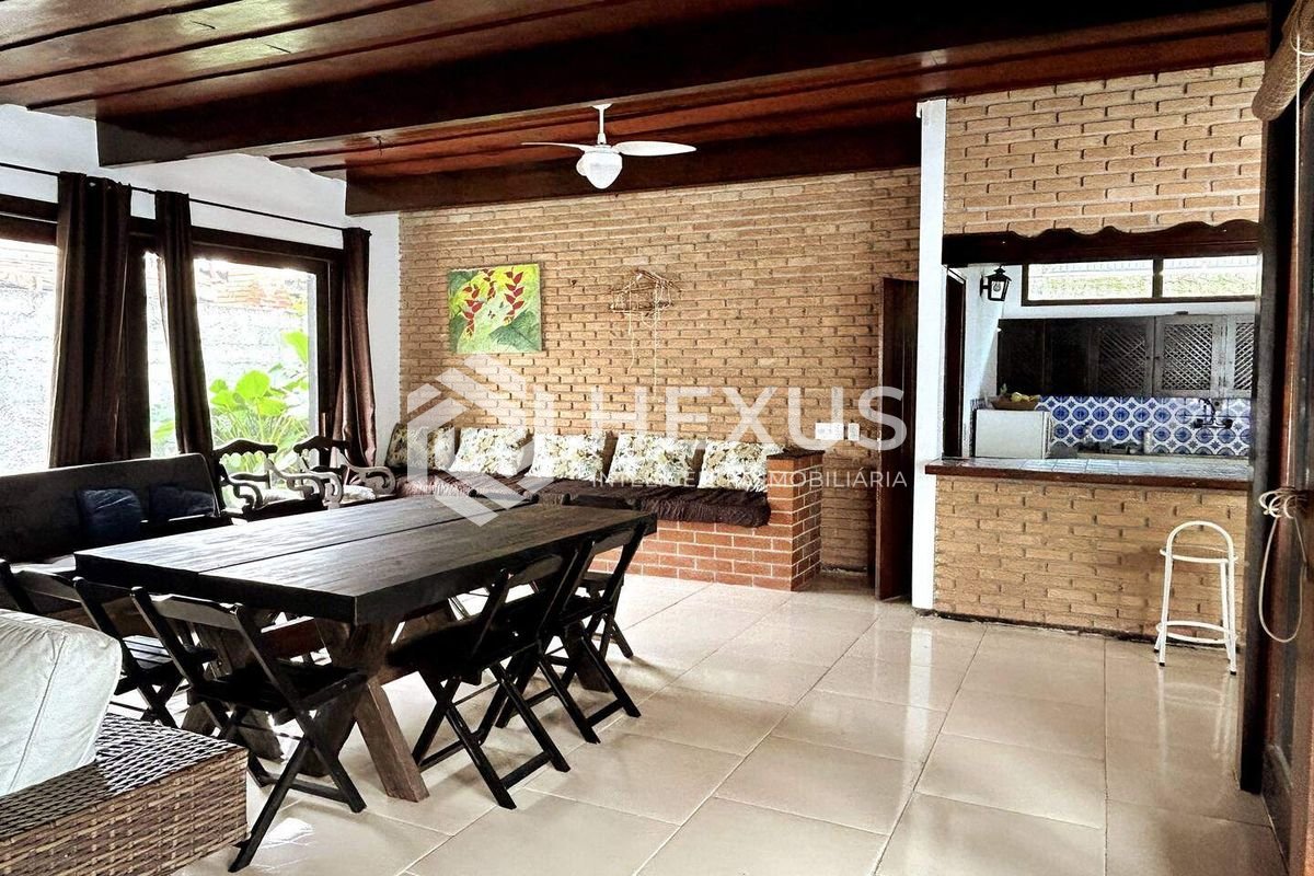 Foto 3 de Casa térrea com piscina a 150m da Praia de Pernambuco, Guarujá