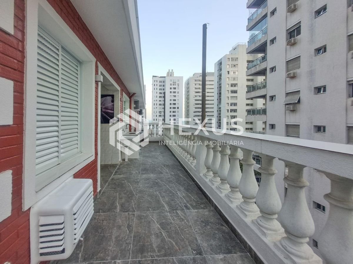 Foto 4 de Cobertura com varanda, piscina e churrasqueira a uma quadra da Praia das Pitangueiras, Guaruja