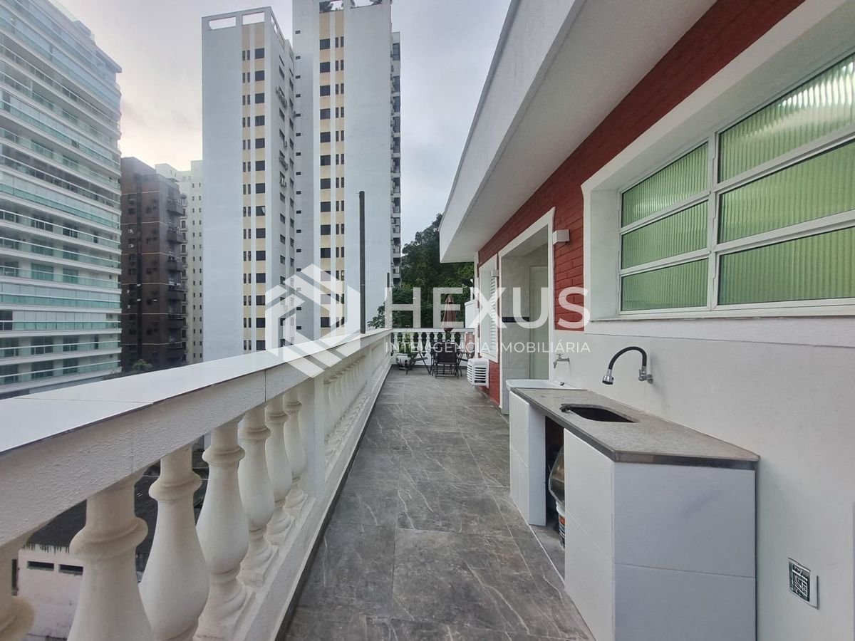 Foto 5 de Cobertura com varanda, piscina e churrasqueira a uma quadra da Praia das Pitangueiras, Guaruja