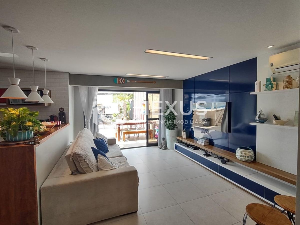 Foto 4 de Cobertura penthouse reformada com varanda gourmet e lazer na Praia da Enseada, Guaruja