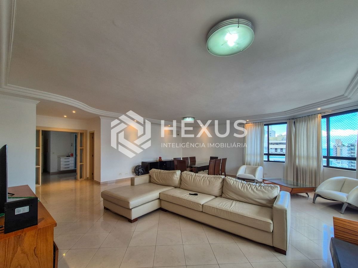 Foto 3 de Apartamento reformado com varanda e lazer nas Pitangueiras, Guarujá