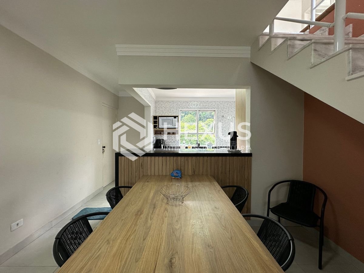 Foto 4 de Cobertura Duplex reformada com varanda a 500m da praia na Enseada, Guarujá