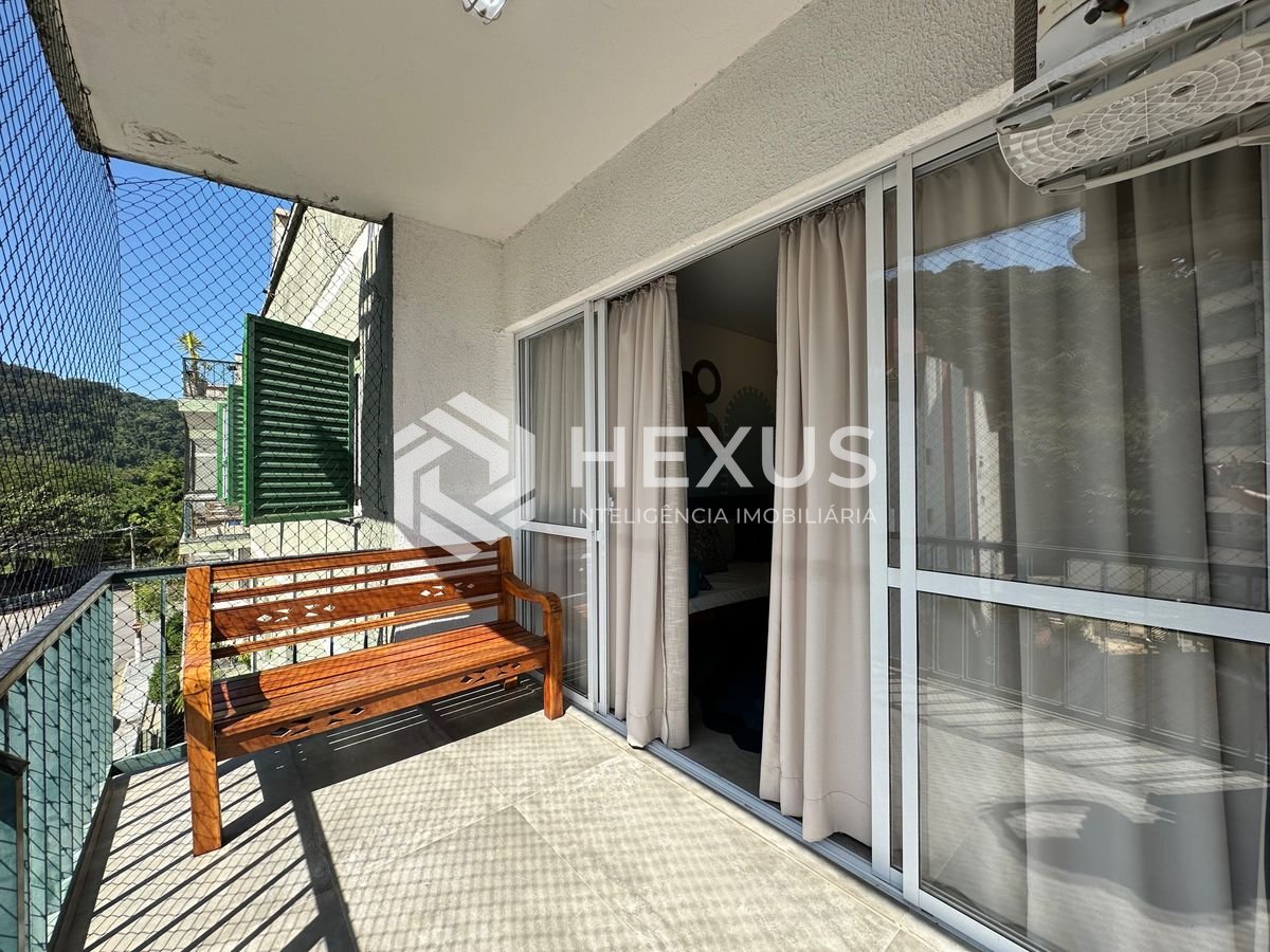 Foto 3 de Cobertura Duplex reformado com varanda e lazer a 300m da praia na Enseada, Guarujá