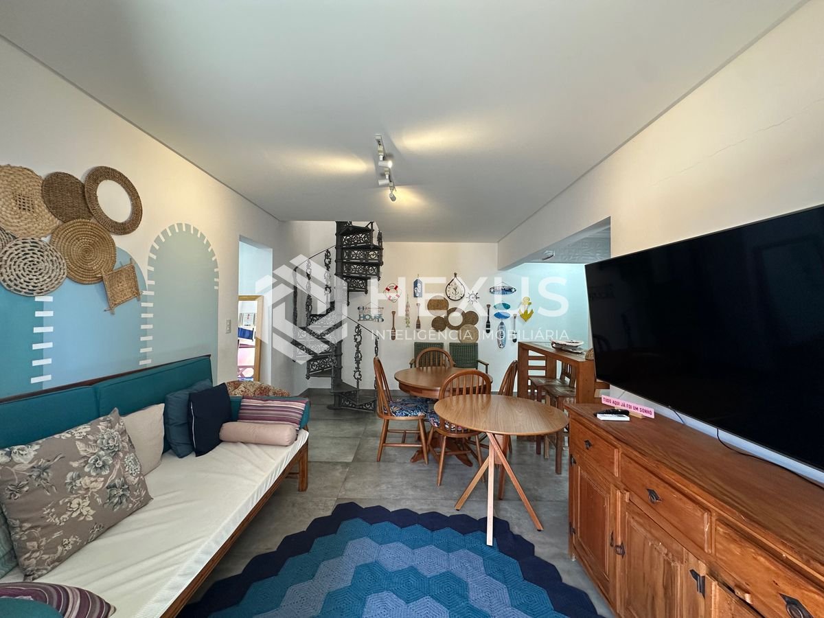 Foto 4 de Cobertura Duplex reformado com varanda e lazer a 300m da praia na Enseada, Guarujá