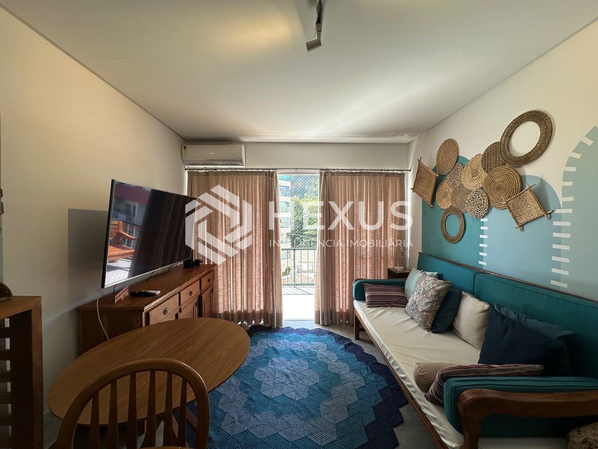 Foto 5 de Cobertura Duplex reformado com varanda e lazer a 300m da praia na Enseada, Guarujá
