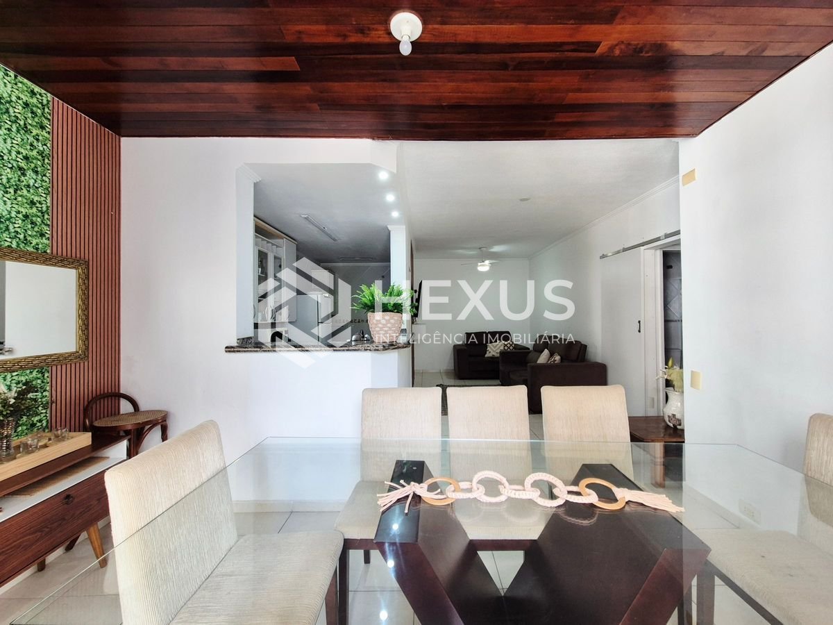 Foto 4 de Apartamento reformado com varanda e lazer nas Pitangueiras, Guarujá
