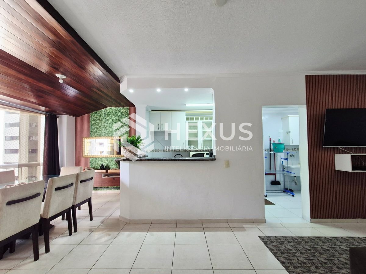 Foto 5 de Apartamento reformado com varanda e lazer nas Pitangueiras, Guarujá
