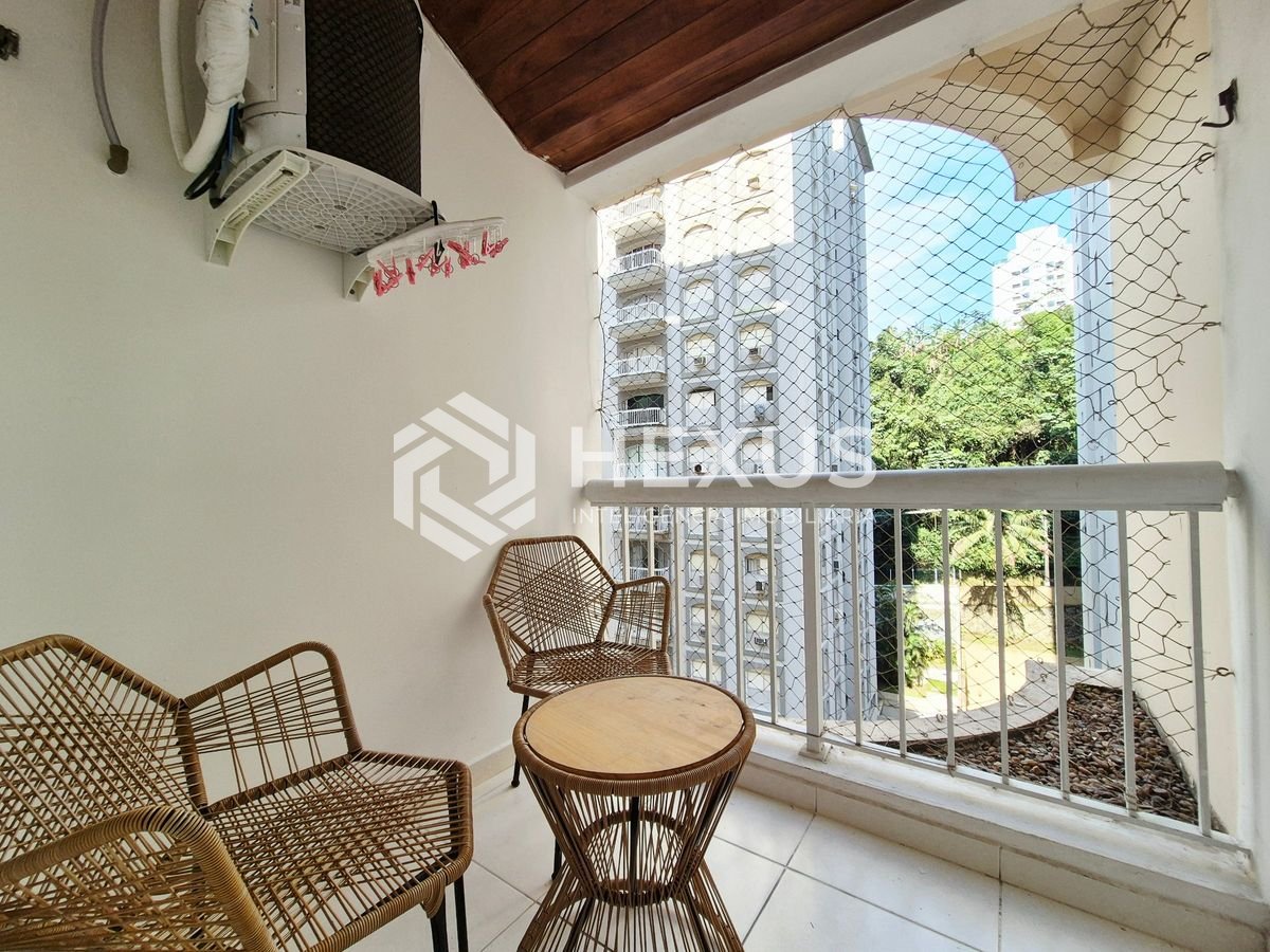 Foto 3 de Apartamento reformado com varanda e lazer nas Pitangueiras, Guarujá