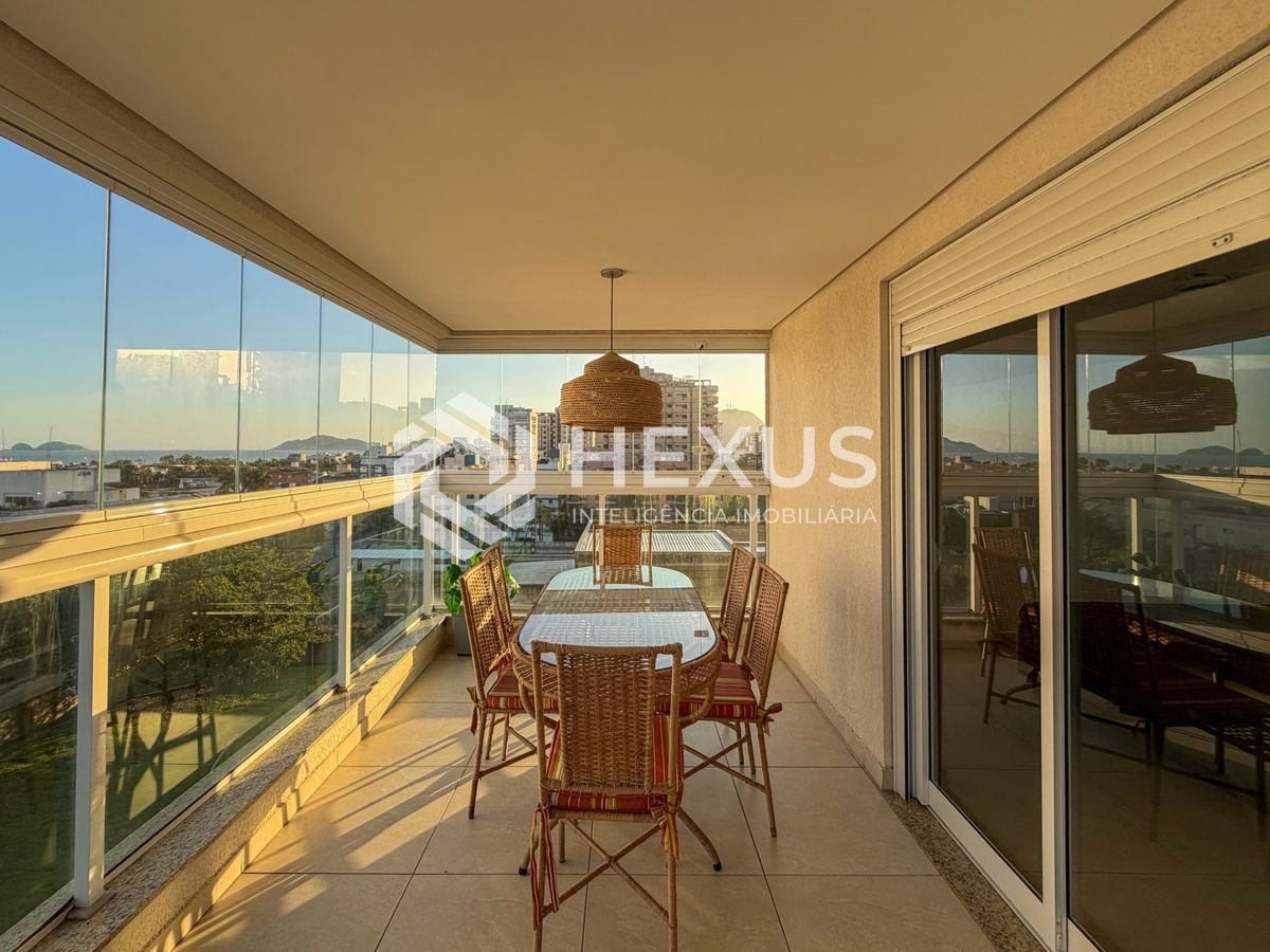 Foto 4 de Apartamento reformado com varanda gourmet vista mar a 400m da praia na região do Jardim Centenário na Enseada, Guarujá