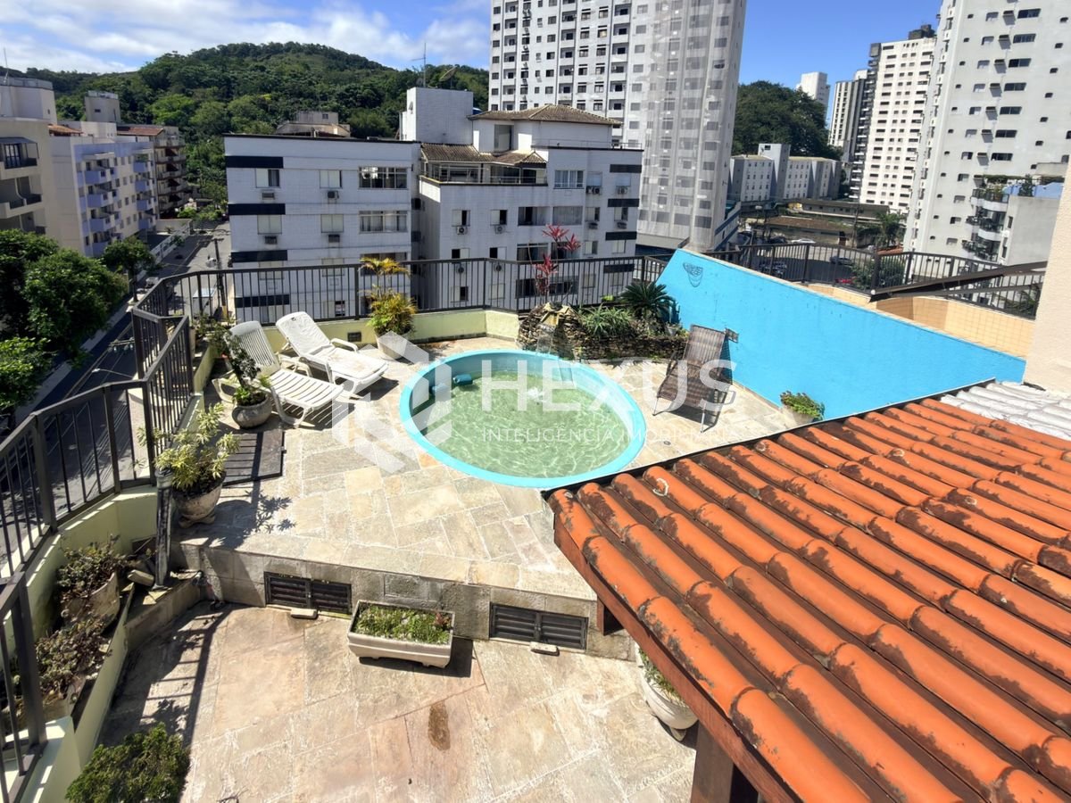Cobertura com varanda e lazer a 400m da praia no Jardim Astúrias, Guarujá