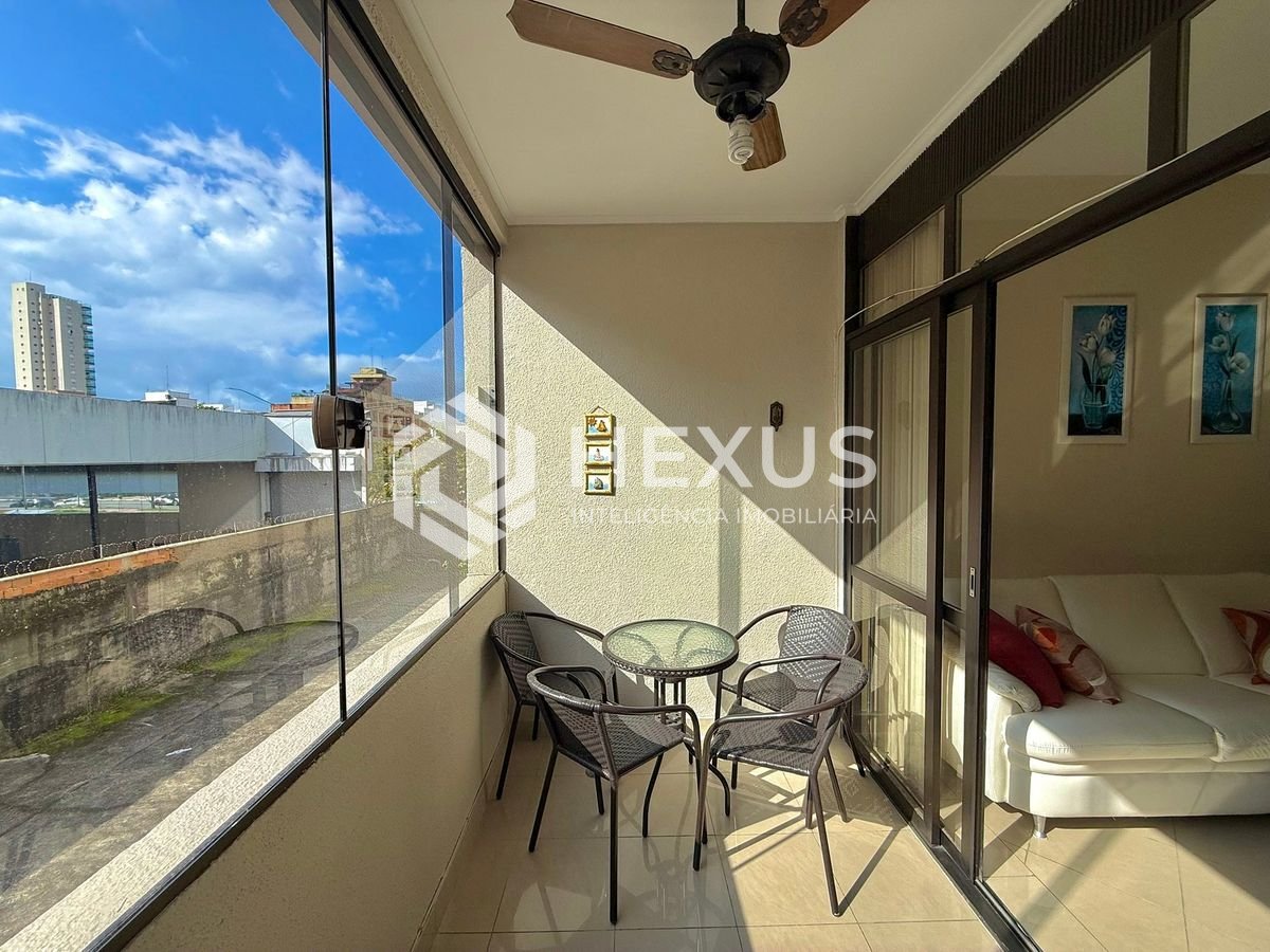 Foto 4 de Apartamento reformado com varanda e lazer a 300m da praia na Enseada, Guarujá