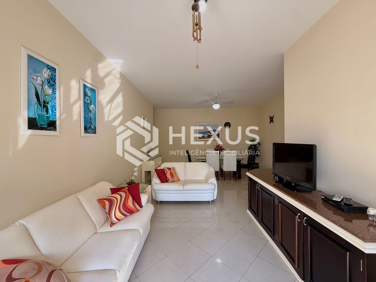 Foto 3 de Apartamento reformado com varanda e lazer a 300m da praia na Enseada, Guarujá