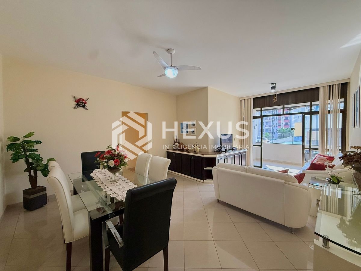 Foto 2 de Apartamento reformado com varanda e lazer a 300m da praia na Enseada, Guarujá