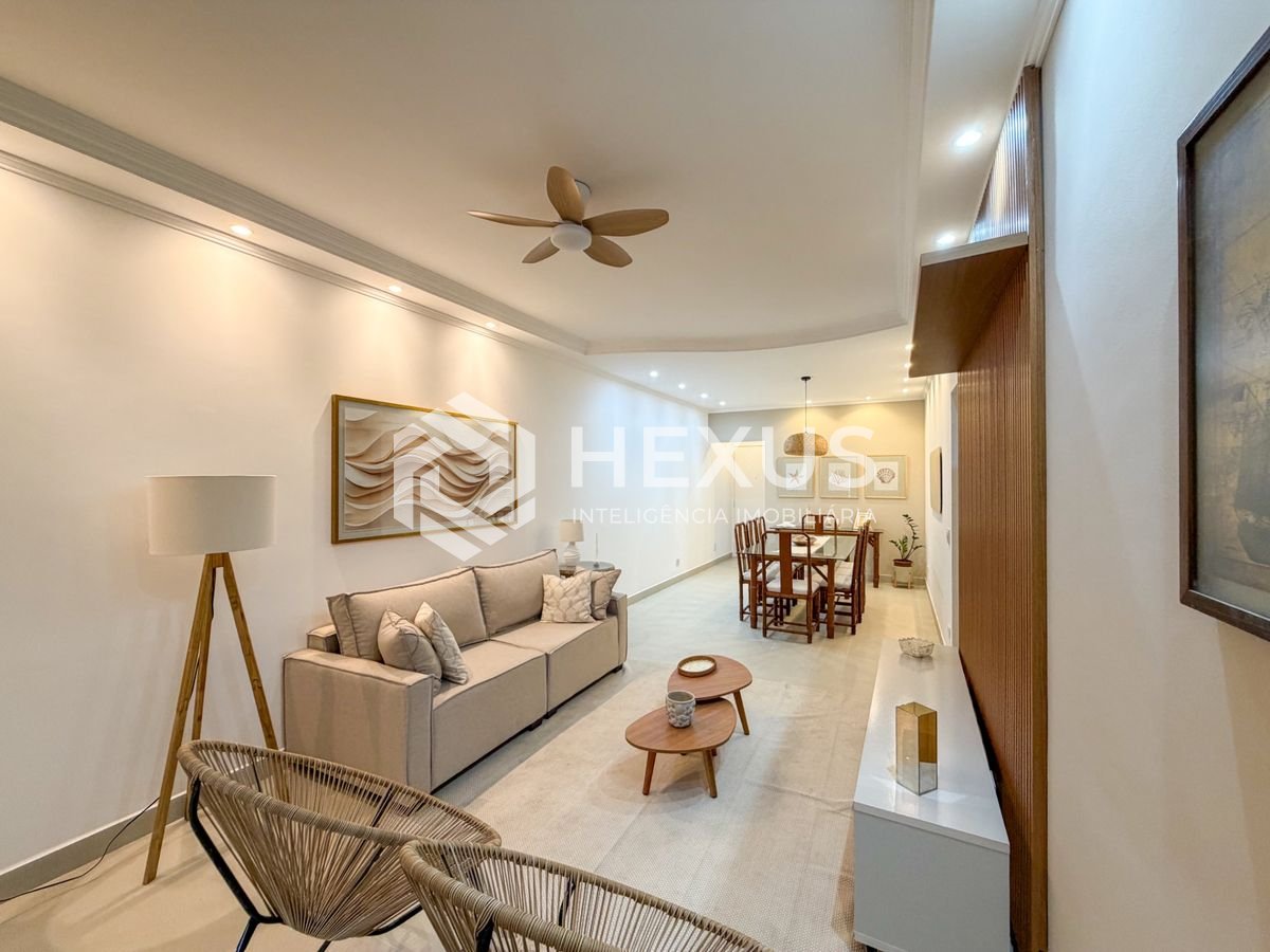 Foto 4 de Apartamento reformado com varanda e lazer a 150m da praia nas Pitangueiras, Guarujá