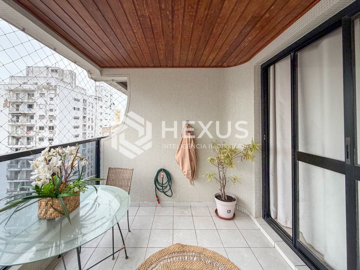 Foto 3 de Apartamento reformado com varanda e lazer a 150m da praia nas Pitangueiras, Guarujá