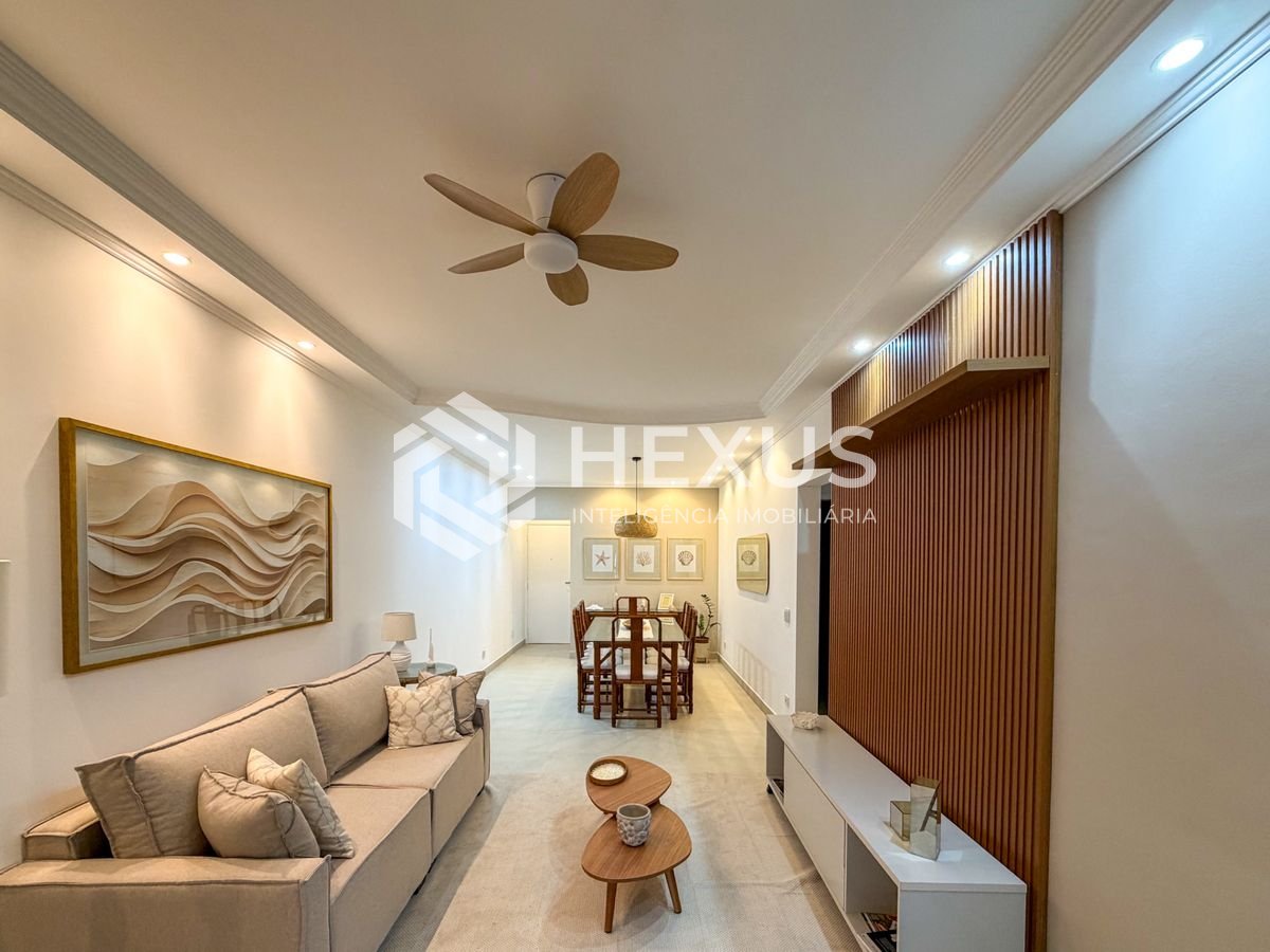 Foto 2 de Apartamento reformado com varanda e lazer a 150m da praia nas Pitangueiras, Guarujá
