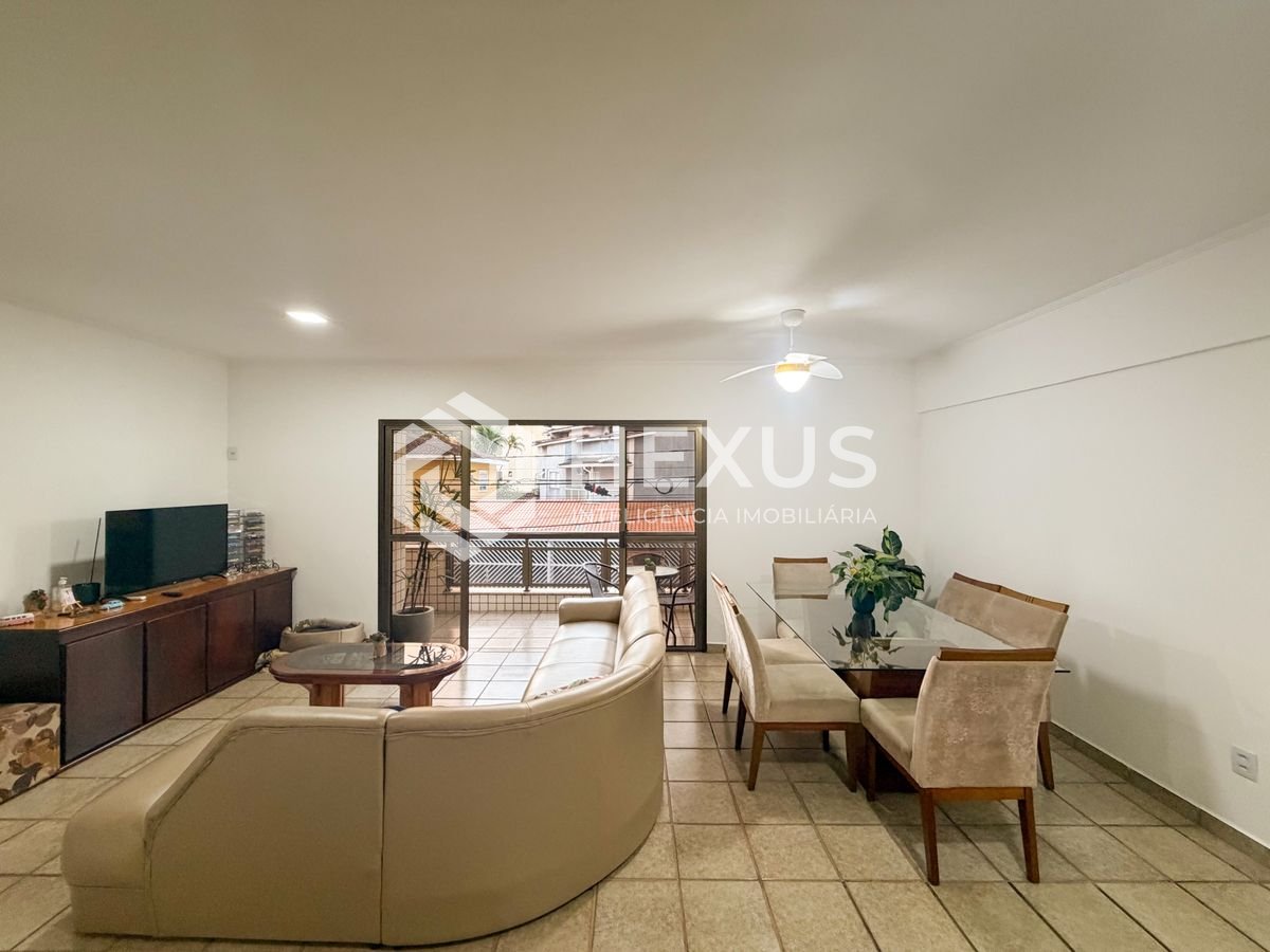 Foto 2 de Apartamento reformado com varanda na região do Jardim Três Marias na Enseada, Guarujá