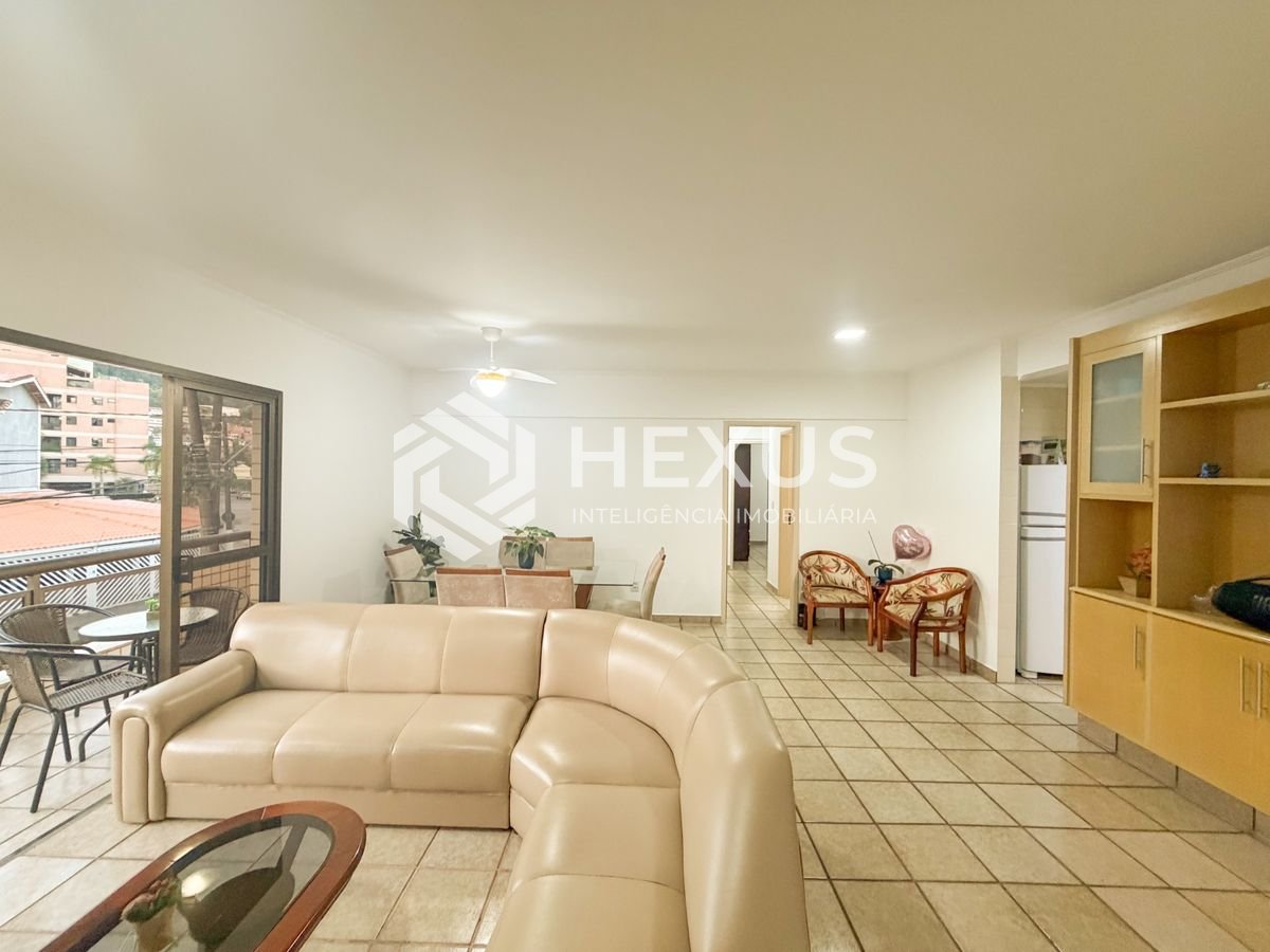 Foto 3 de Apartamento reformado com varanda na região do Jardim Três Marias na Enseada, Guarujá