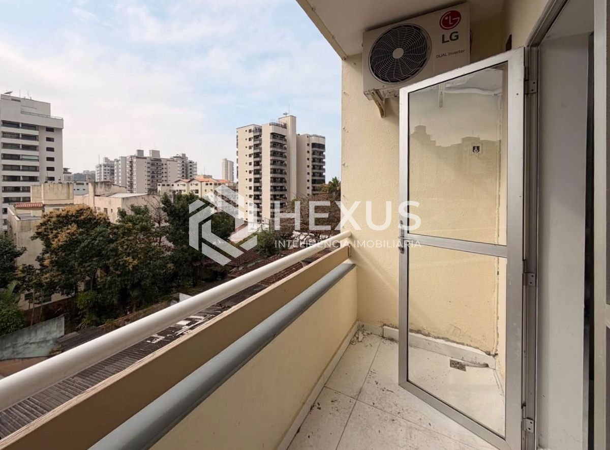 Foto 3 de Apartamento reformado com varanda a 400m da praia na Enseada, Guarujá