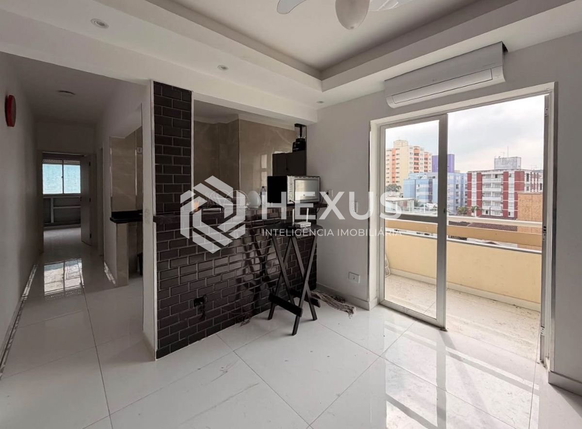 Foto 2 de Apartamento reformado com varanda a 400m da praia na Enseada, Guarujá