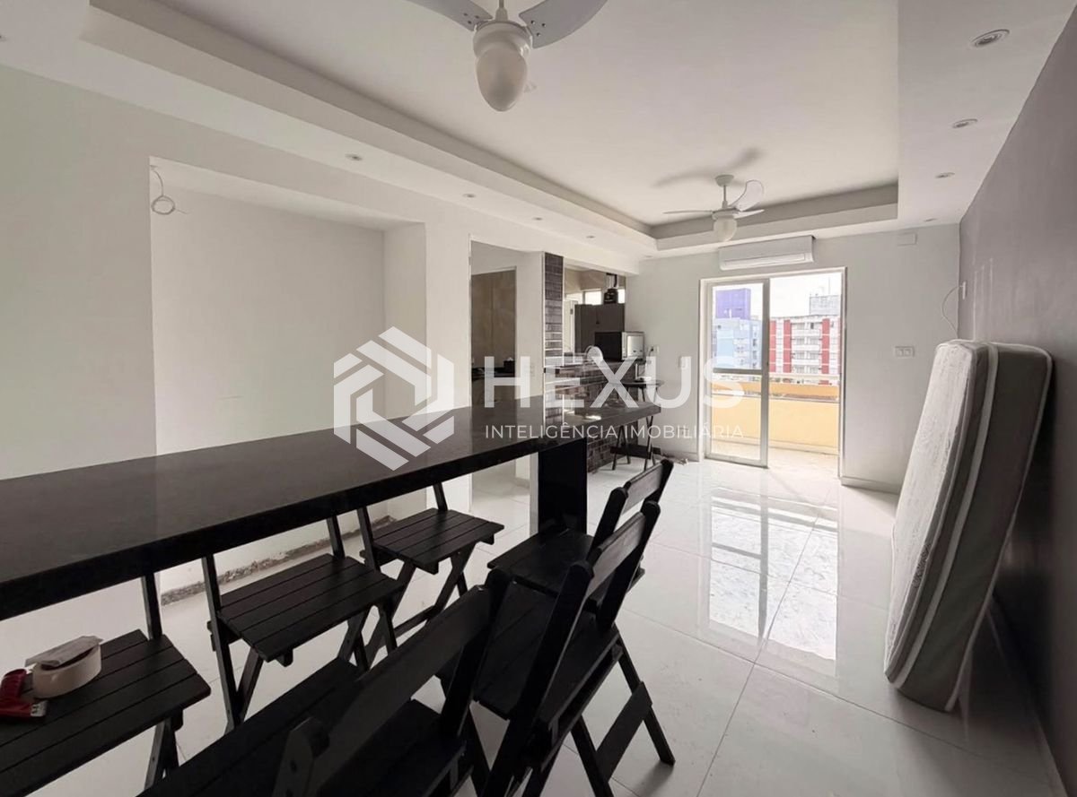 Apartamento reformado com varanda a 400m da praia na Enseada, Guarujá