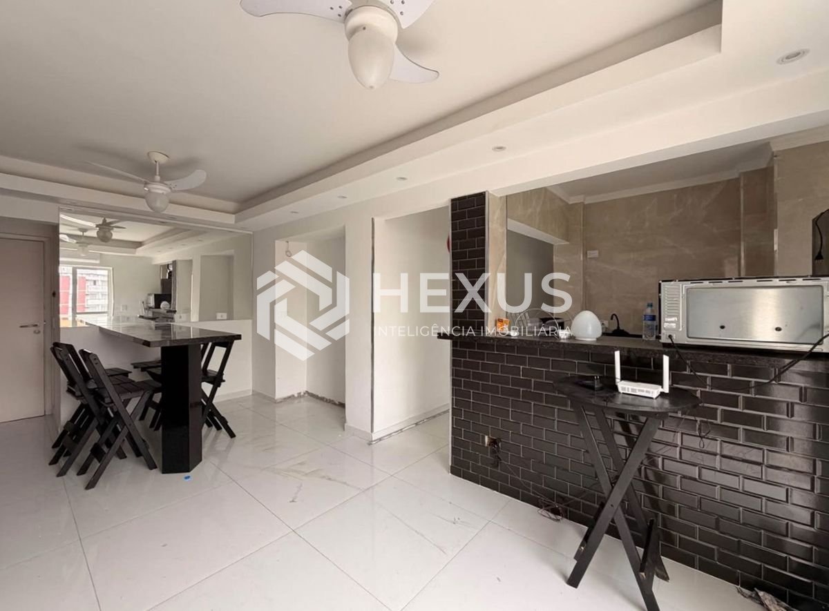 Foto 4 de Apartamento reformado com varanda a 400m da praia na Enseada, Guarujá