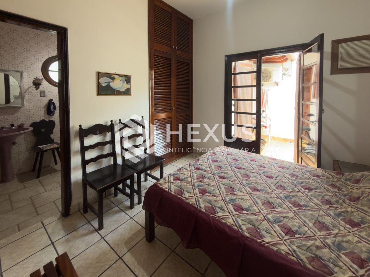 Foto 4 de Casa com varanda piscina e área gourmet a 200m da praia na Enseada, Guarujá