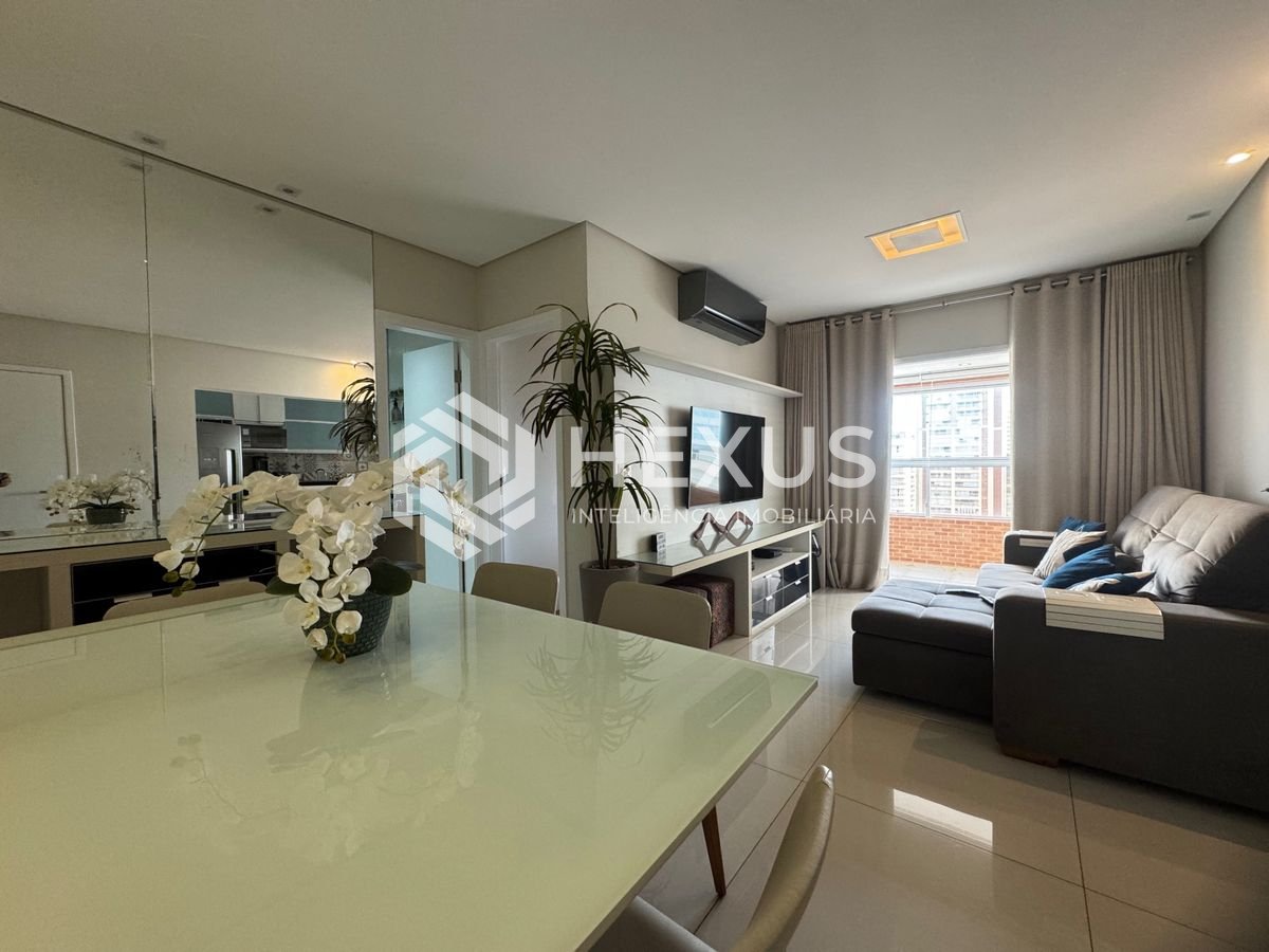 Foto 3 de Apartamento reformado com varanda e lazer a 600m da praia na região do Boqueirão, Santos