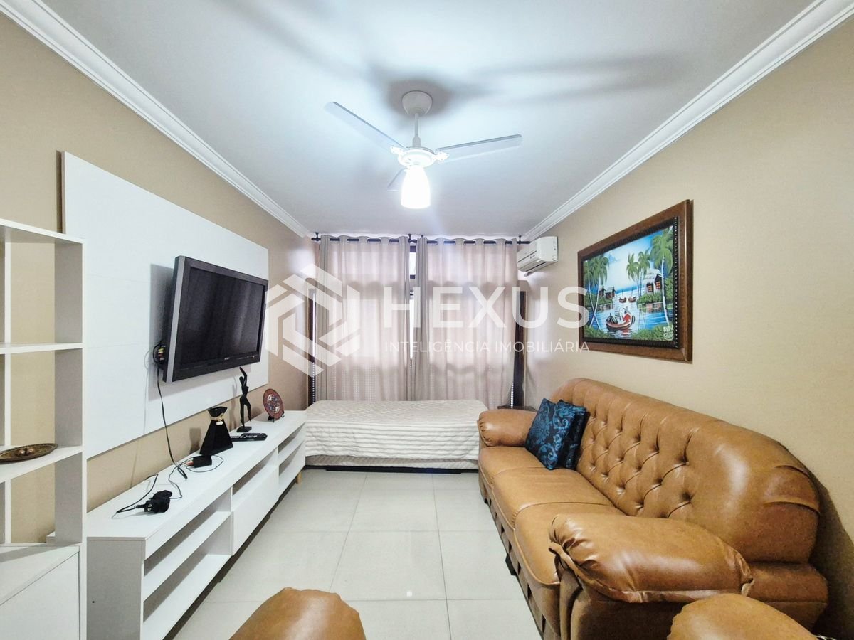 Foto 2 de Apartamento com varanda a 1 quadra da praia nas Pitangueiras, Guarujá