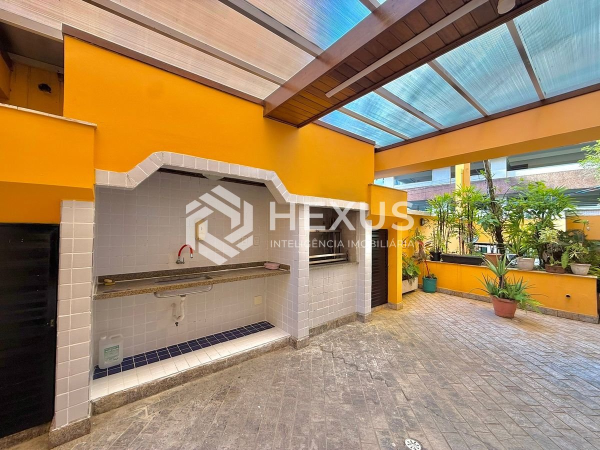 Foto 5 de Apartamento com varanda e lazer a 300m da praia nas Pitangueiras, Guarujá