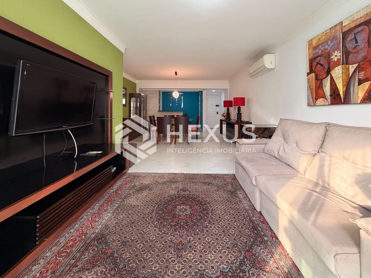 Foto 5 de Apartamento reformado com varanda a 50m da praia nas Pitangueiras, Guarujá