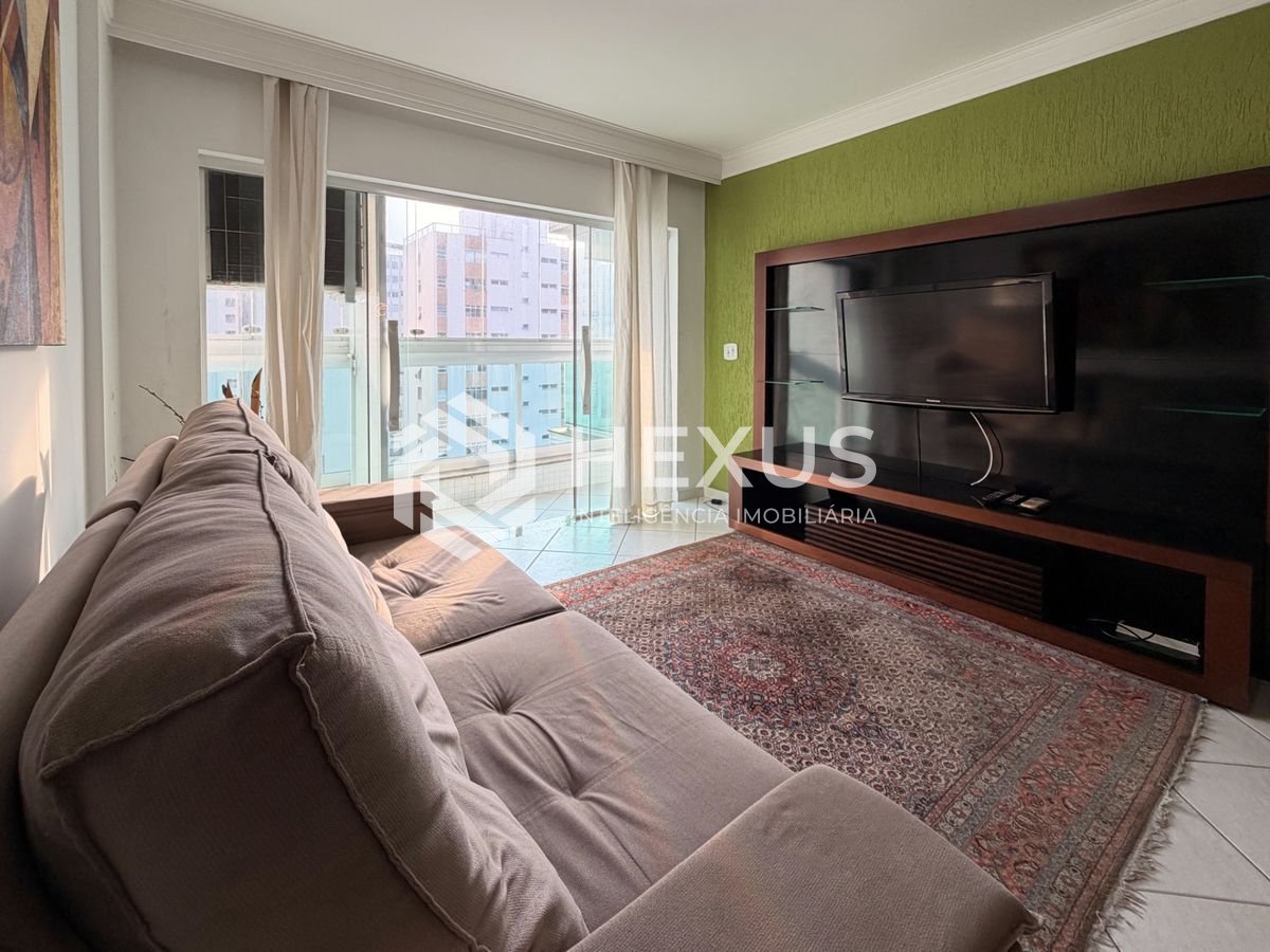Foto 3 de Apartamento reformado com varanda a 50m da praia nas Pitangueiras, Guarujá