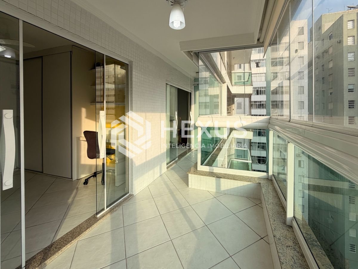 Foto 4 de Apartamento reformado com varanda a 50m da praia nas Pitangueiras, Guarujá