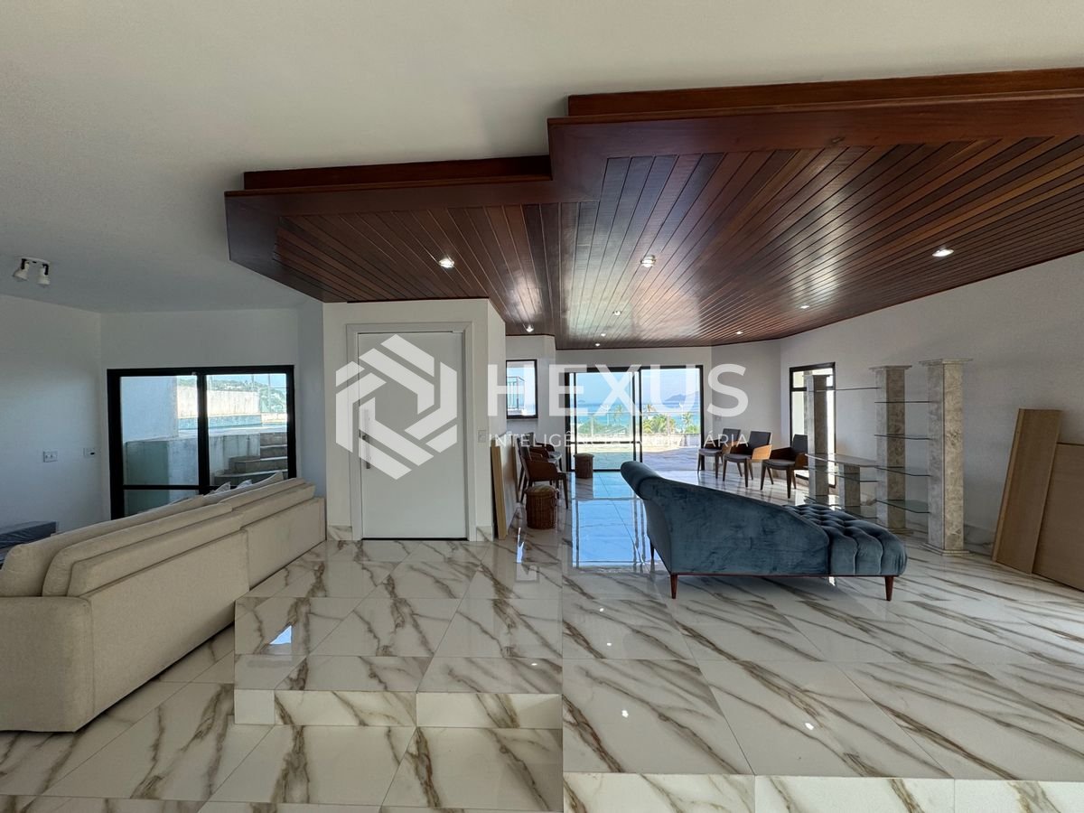 Foto 3 de Cobertura Duplex reformado com varanda vista mar e lazer a 250m da praia na região do Tortugas na Enseada, Guarujá