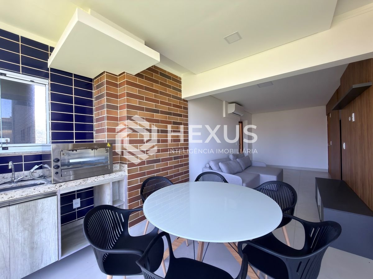 Foto 3 de Apartamento reformado com varanda gourmet a 500m da praia na Enseada, Guarujá