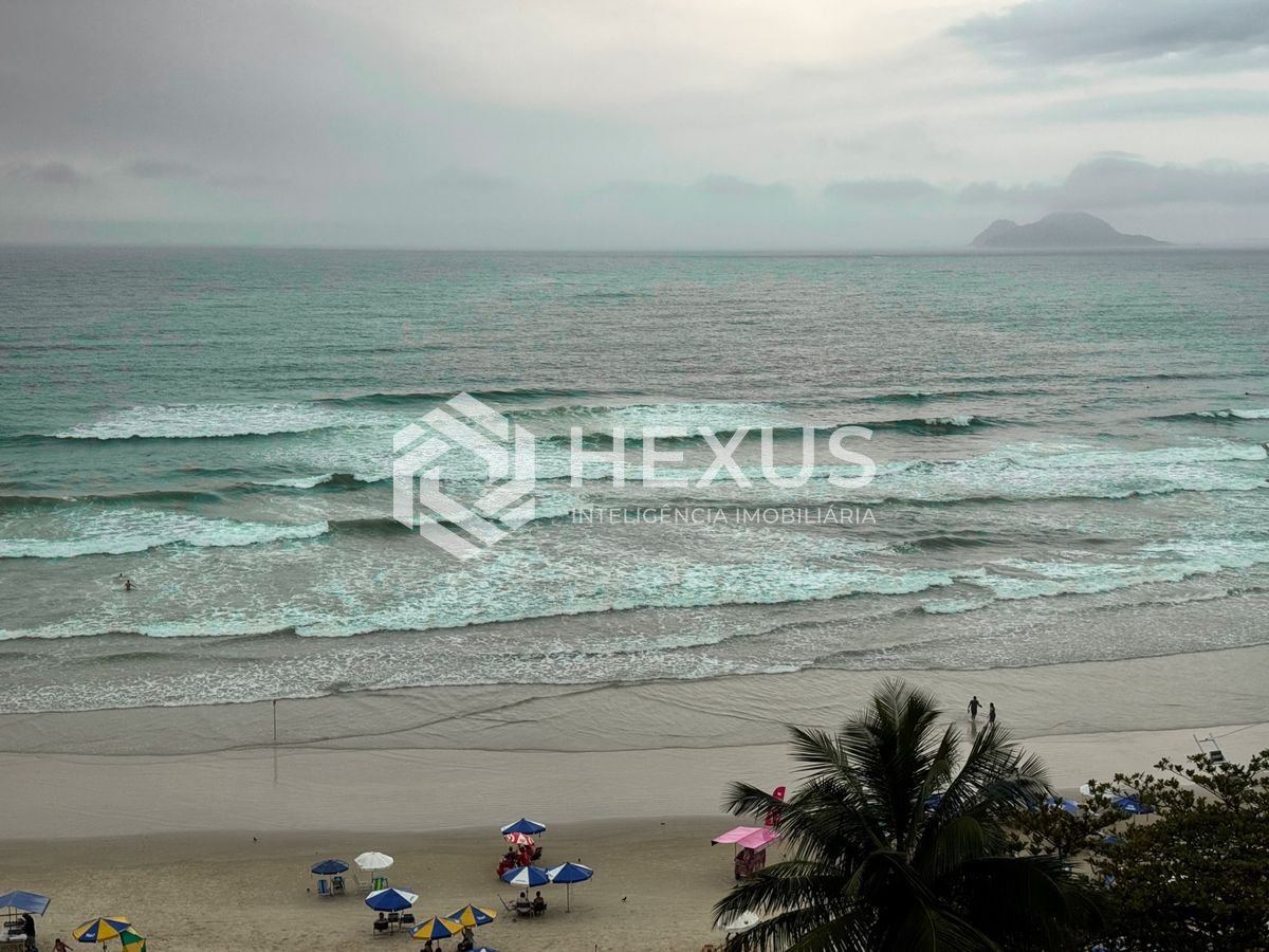 Foto 3 de Apartamento reformado beira mar com varanda vista mar nas Pitangueiras, Guarujá
