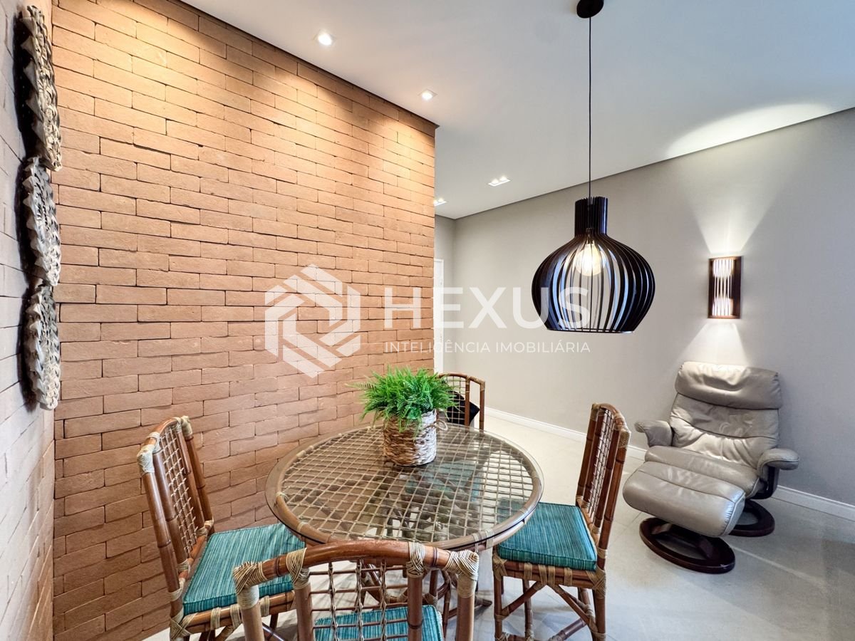 Foto 4 de Apartamento reformado beira mar com varanda vista mar nas Pitangueiras, Guarujá