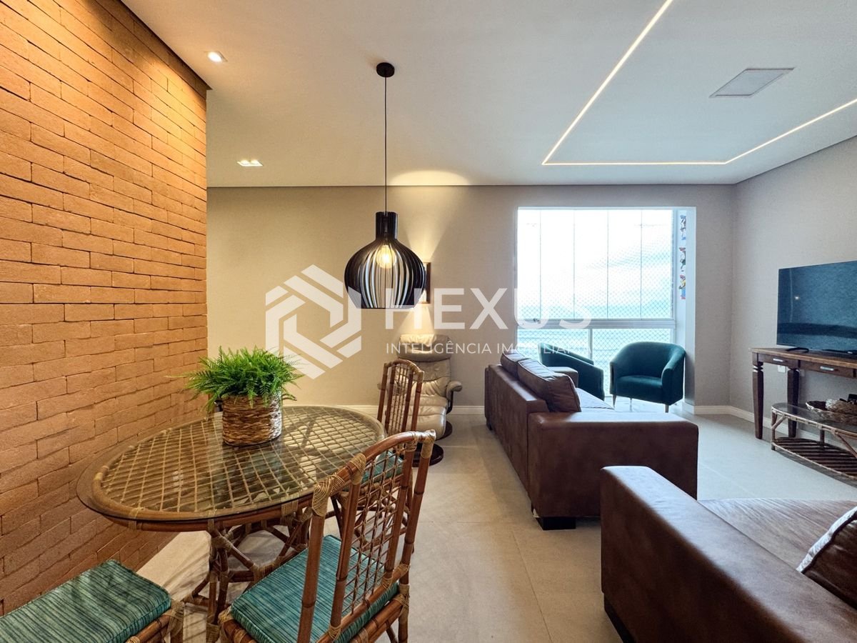 Foto 5 de Apartamento reformado beira mar com varanda vista mar nas Pitangueiras, Guarujá