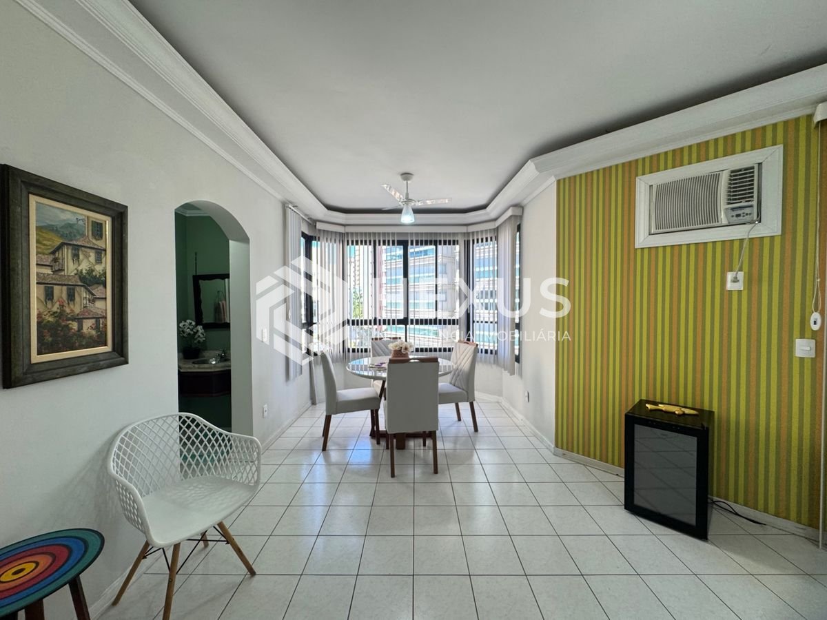 Foto 3 de Apartamento reformado com varanda e lazer a 350m da praia na Enseada, Guarujá
