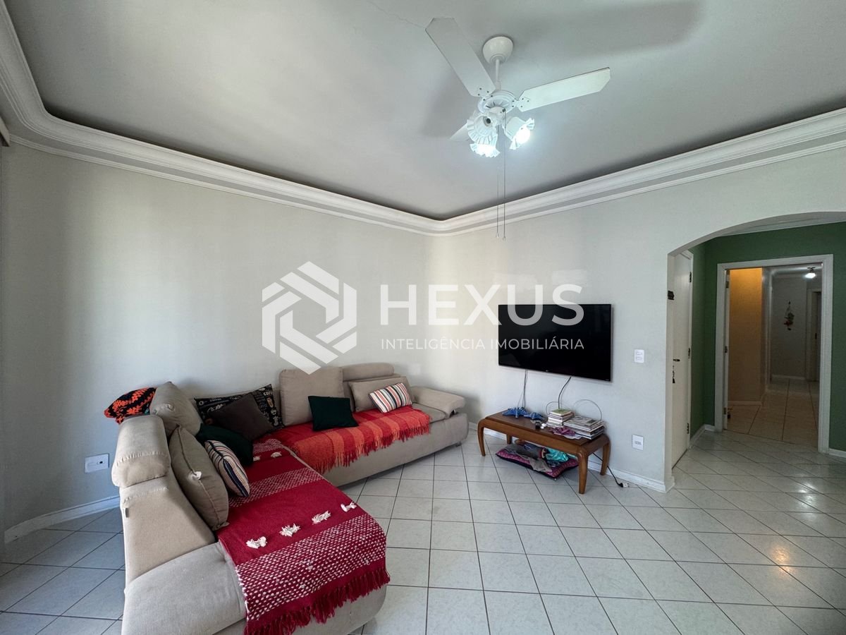 Foto 5 de Apartamento reformado com varanda e lazer a 350m da praia na Enseada, Guarujá