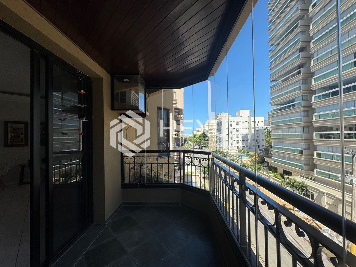 Foto 2 de Apartamento reformado com varanda e lazer a 350m da praia na Enseada, Guarujá