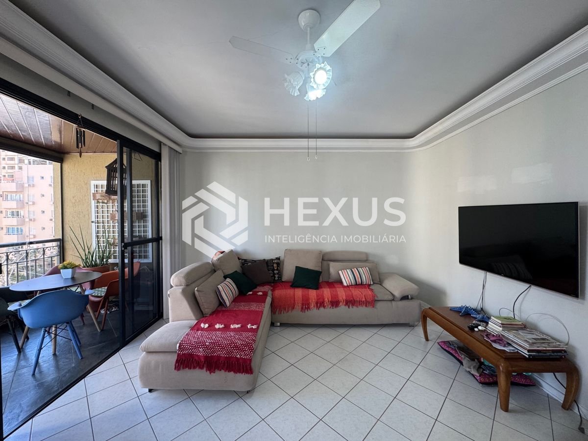 Foto 4 de Apartamento reformado com varanda e lazer a 350m da praia na Enseada, Guarujá